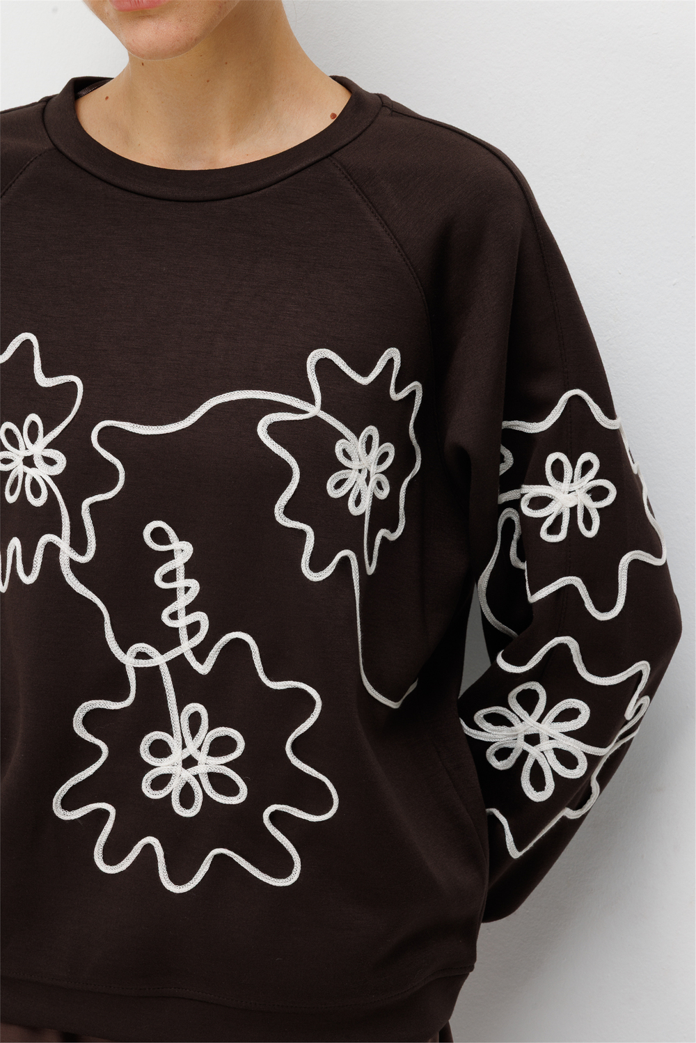 On İşleme Desenli Sıfır Yaka Sweatshirt Kahve