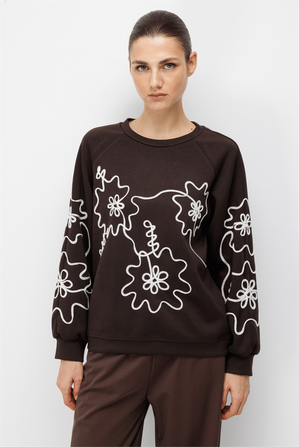 On İşleme Desenli Sıfır Yaka Sweatshirt Kahve