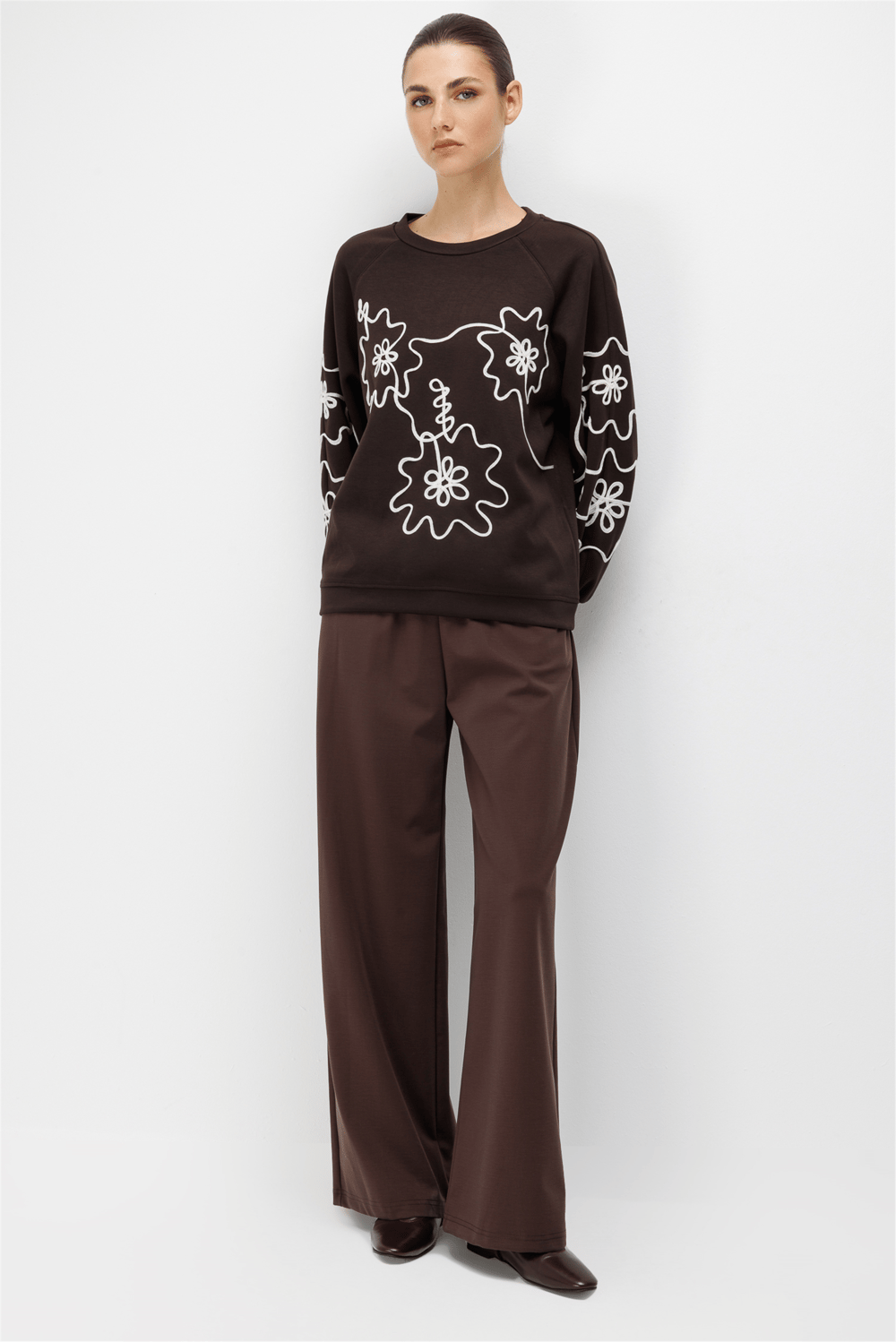 On İşleme Desenli Sıfır Yaka Sweatshirt Kahve