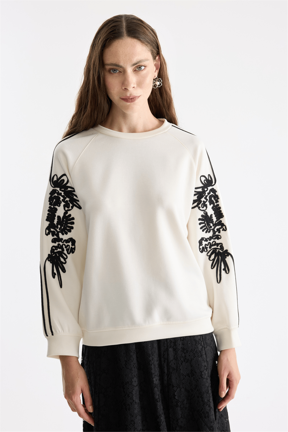 On Kolları İşleme Detaylı Sweatshirt Ekru