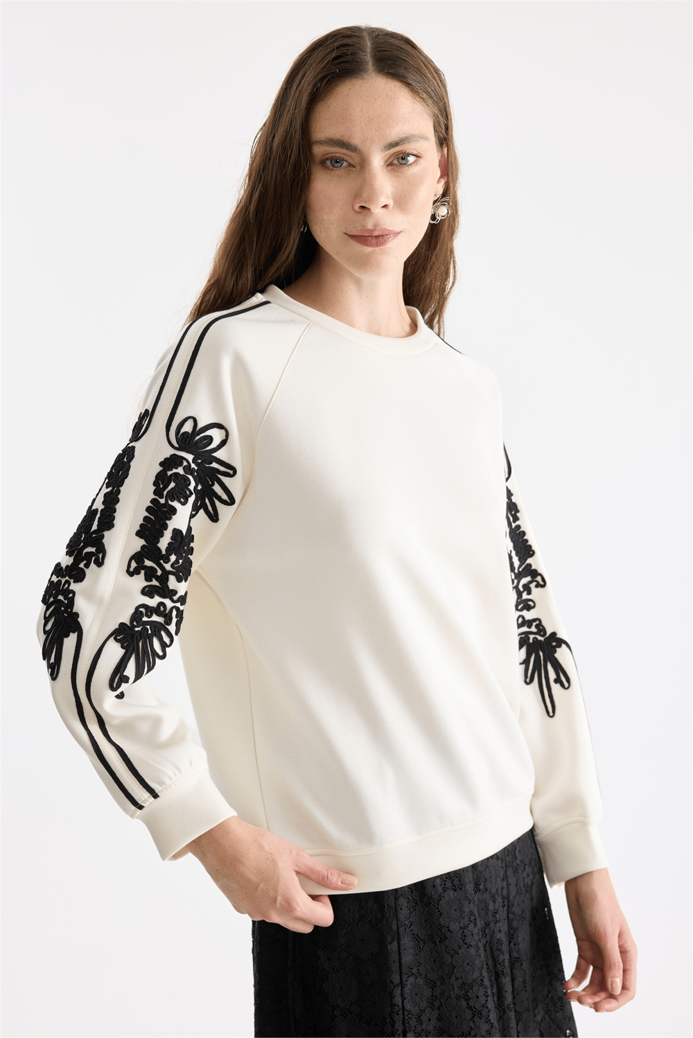 On Kolları İşleme Detaylı Sweatshirt Ekru