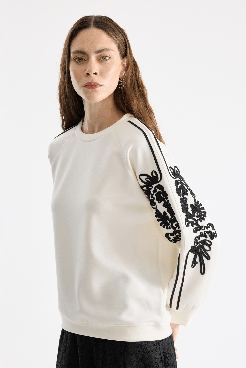 On Kolları İşleme Detaylı Sweatshirt Ekru