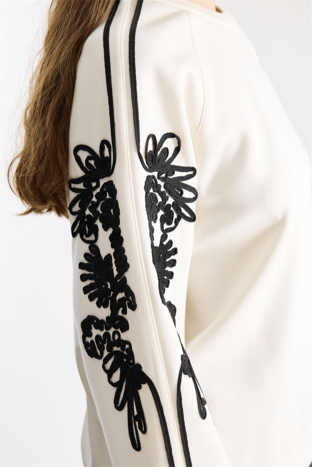 On Kolları İşleme Detaylı Sweatshirt Ekru