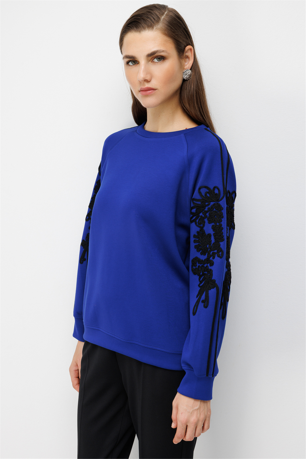 On Kolları İşleme Detaylı Sweatshirt Saks
