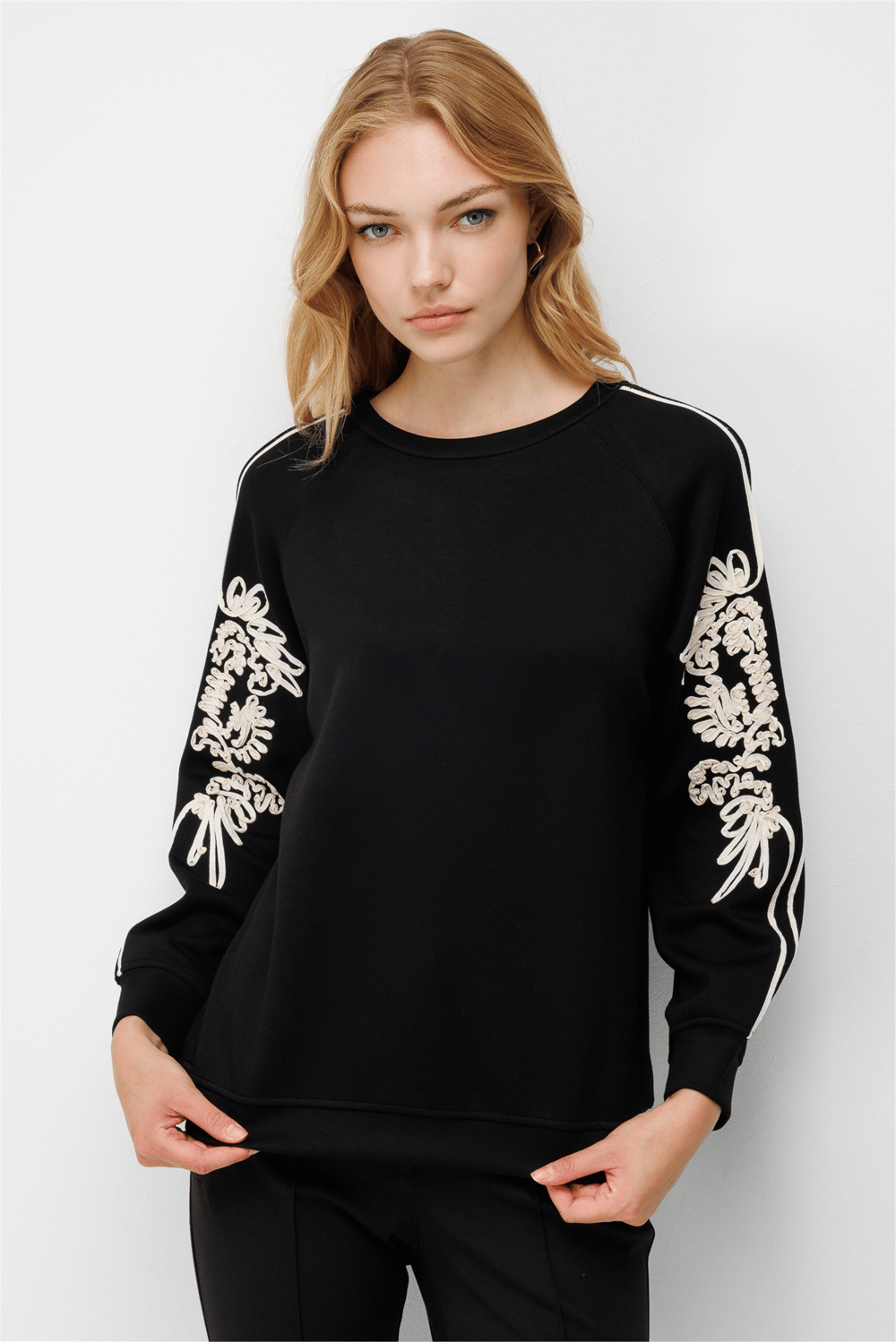 On Kolları İşleme Detaylı Sweatshirt Siyah