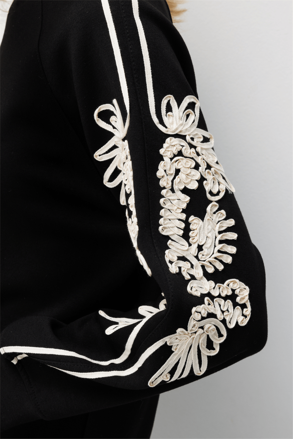 On Kolları İşleme Detaylı Sweatshirt Siyah