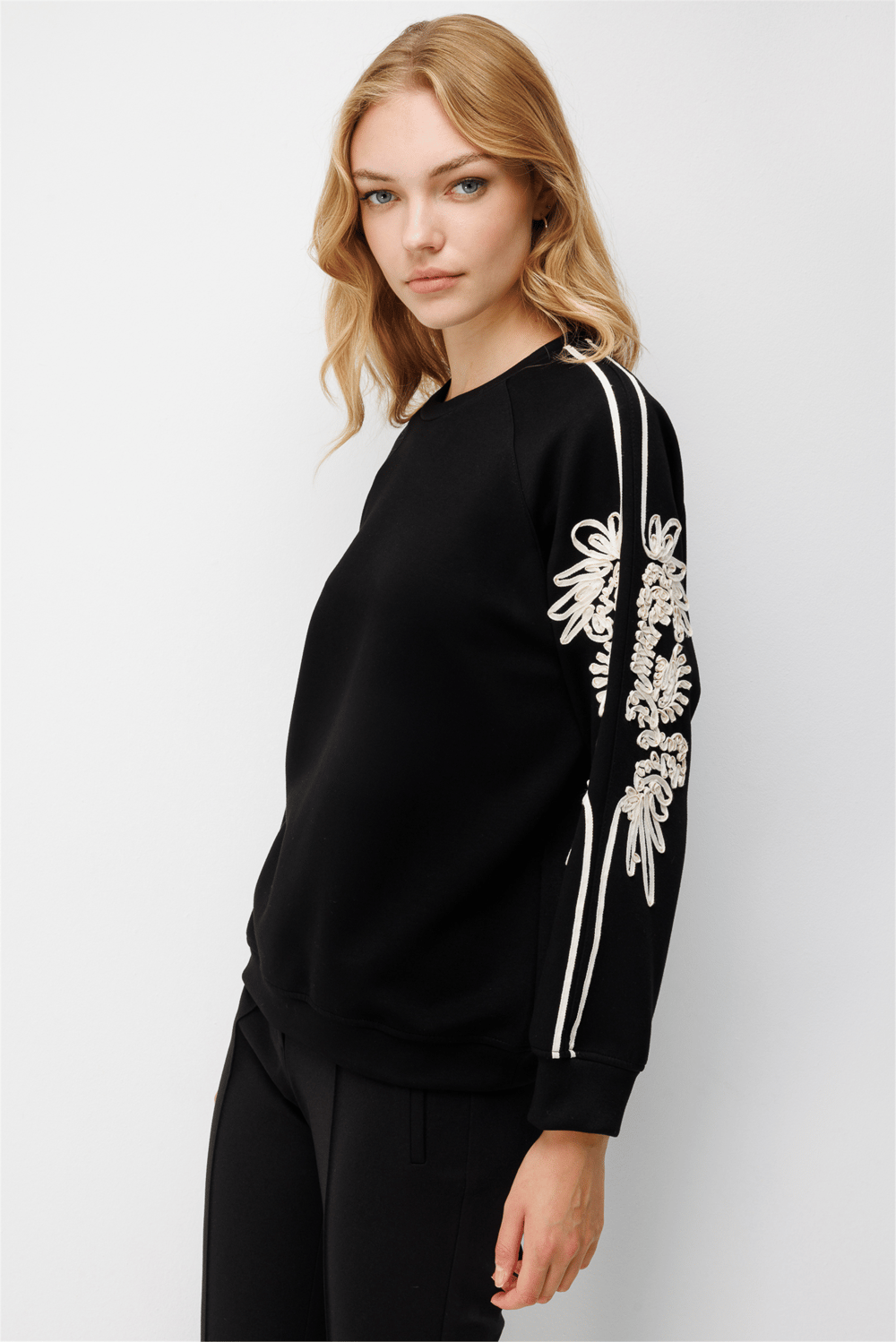 On Kolları İşleme Detaylı Sweatshirt Siyah