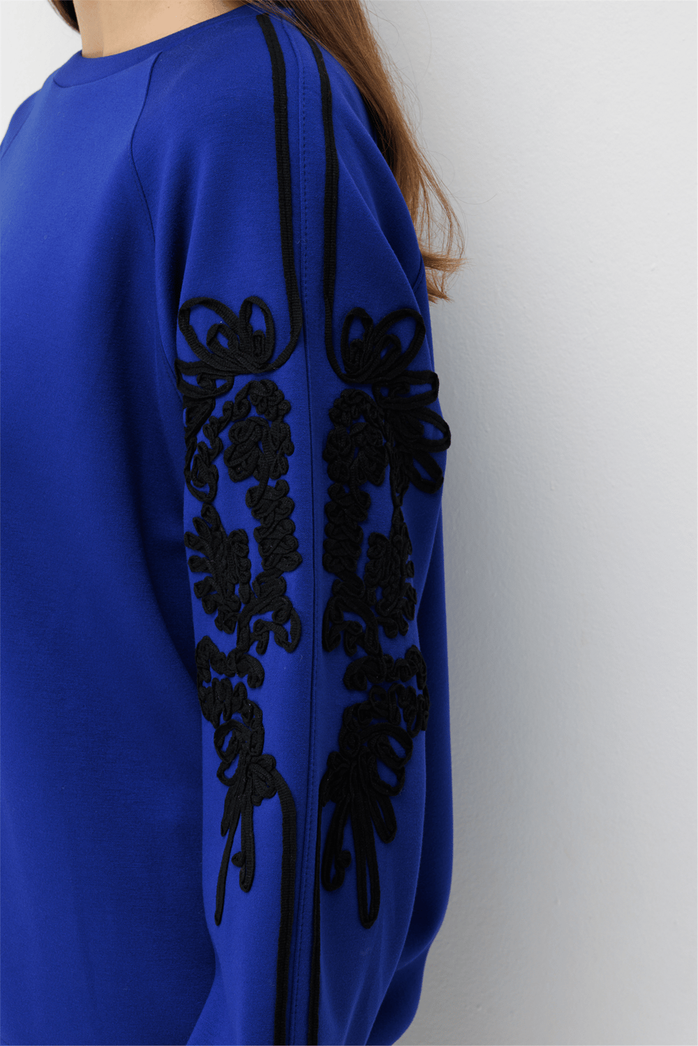On Kolları İşleme Detaylı Sweatshirt Saks