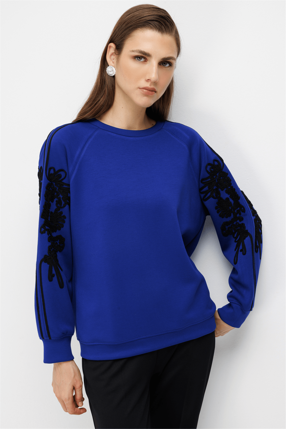 On Kolları İşleme Detaylı Sweatshirt Saks