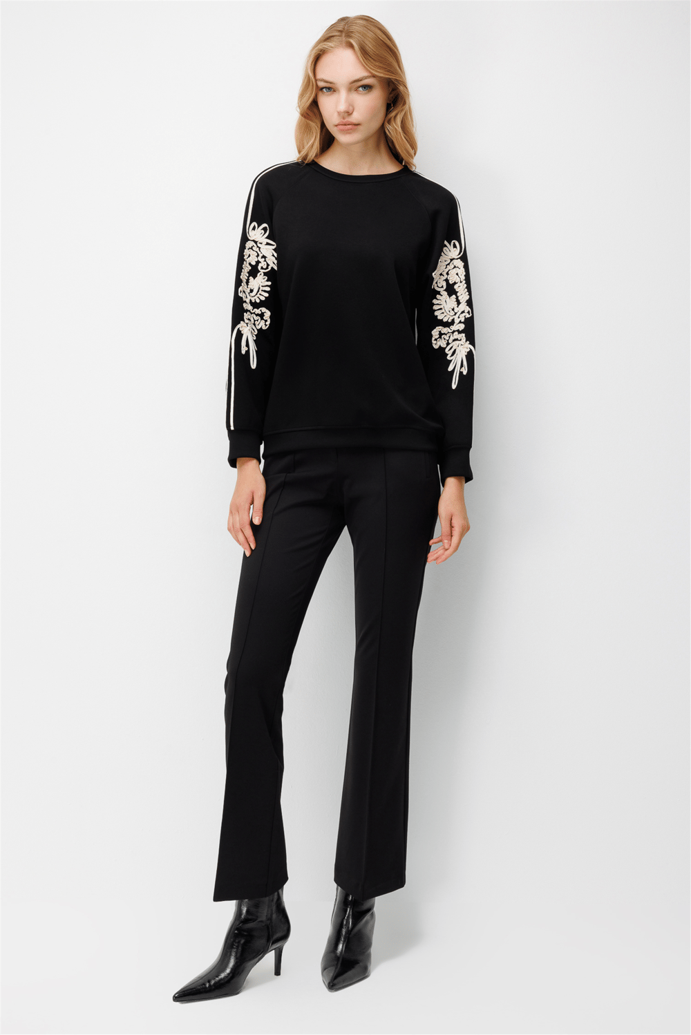 On Kolları İşleme Detaylı Sweatshirt Siyah