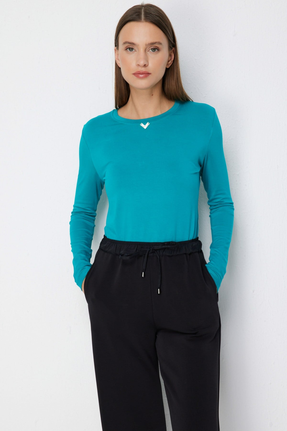 On Metal Aksesuarlı Sıfır Yaka Basic Bluz AQUA