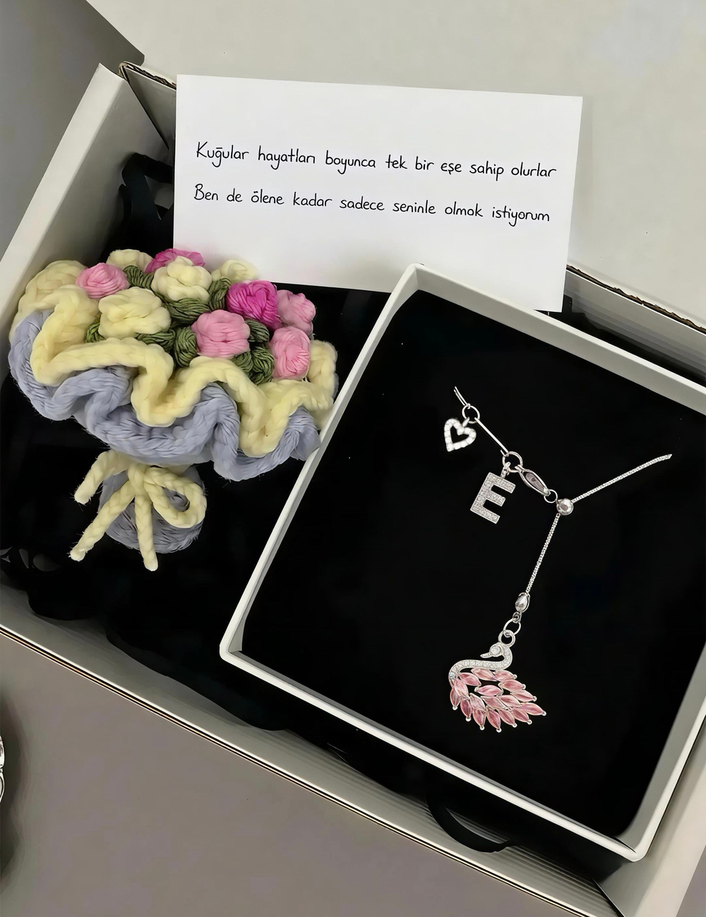 Gümüş renk kuğu kolye ve buket anahtarlık seti