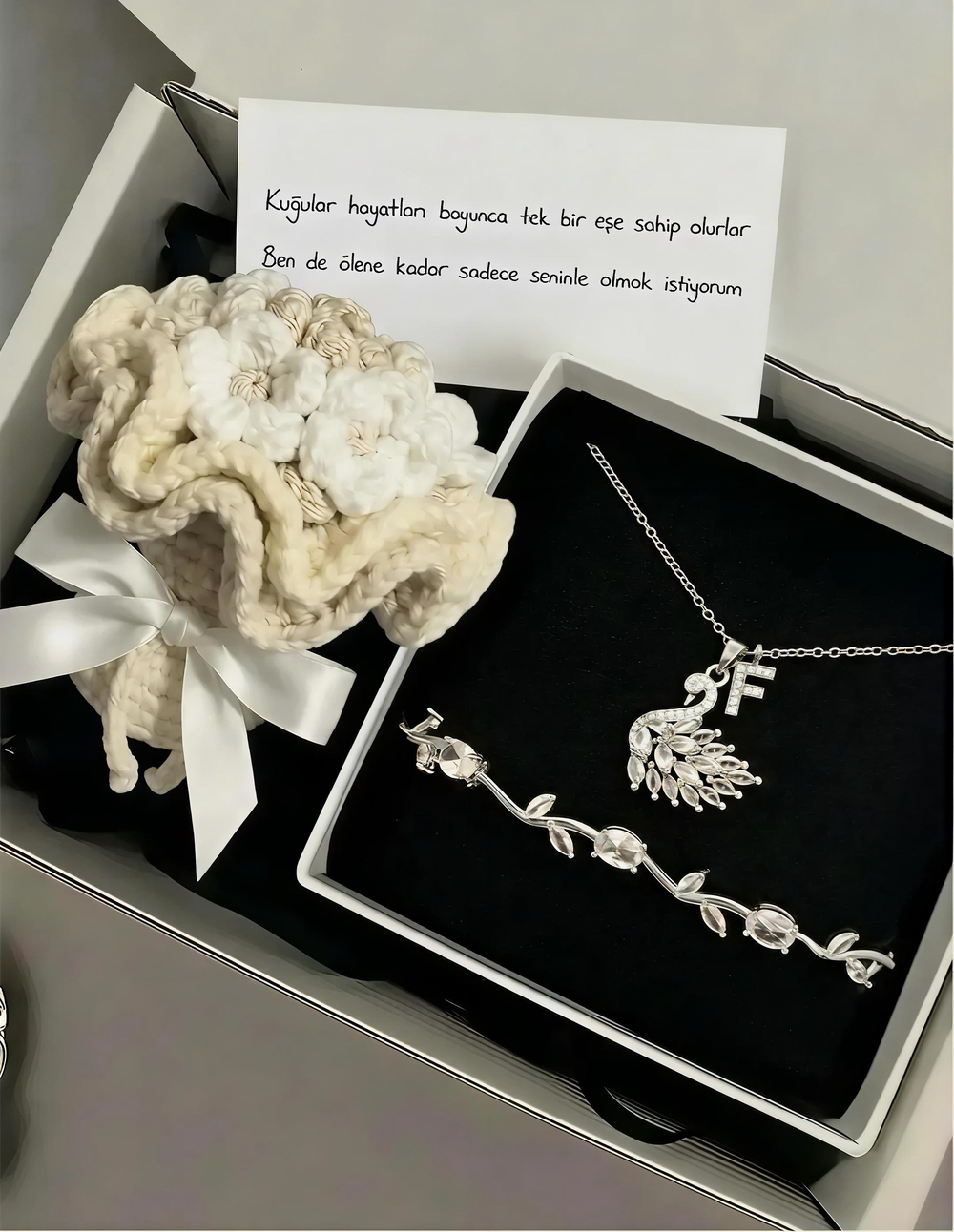 Lilyum buketi anahtarlık Gümüş renk kuğu kolye ve Gümüş renk lale bileklik seti