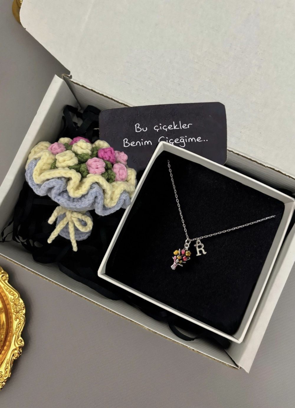 Örgü buket ve kelebekli çiçek buketi kolye seti