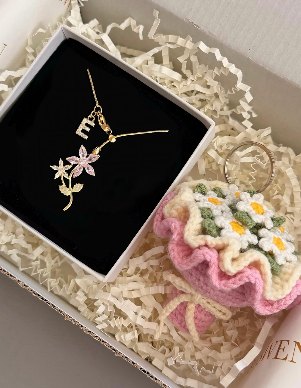 Pembe lilyum kolye ve pembe buket anahtarlık 