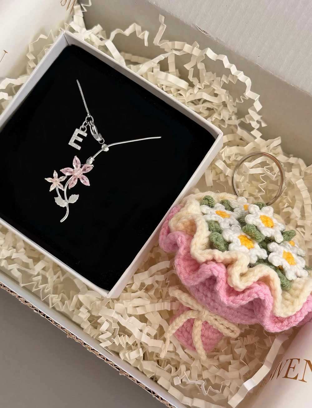 Pembe lilyum kolye ve pembe buket anahtarlık