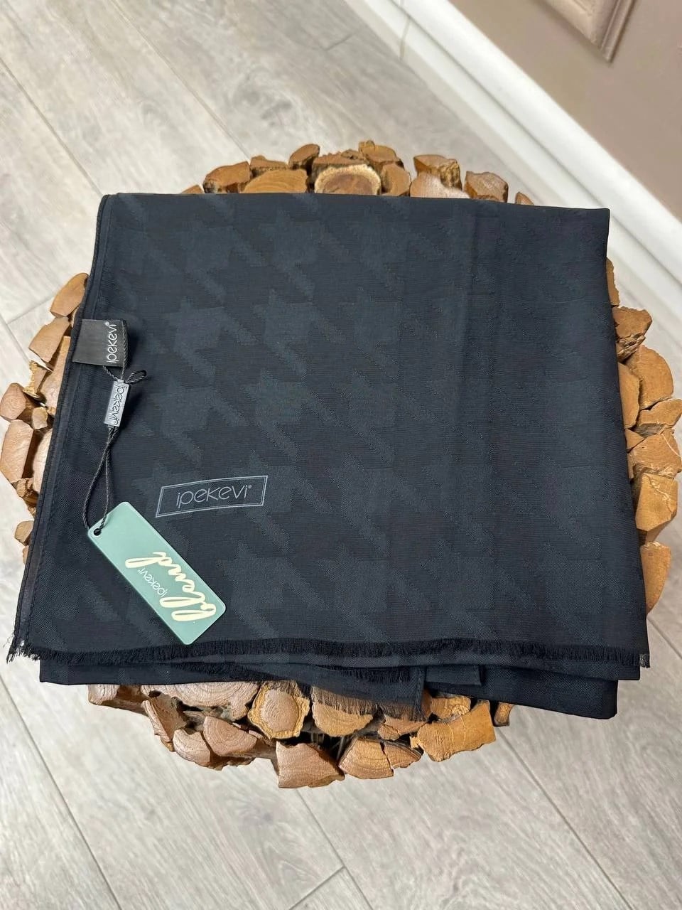İpekevi 04390 Siyah Dört Mevsim Kazayağı Desenli Monogram Şal