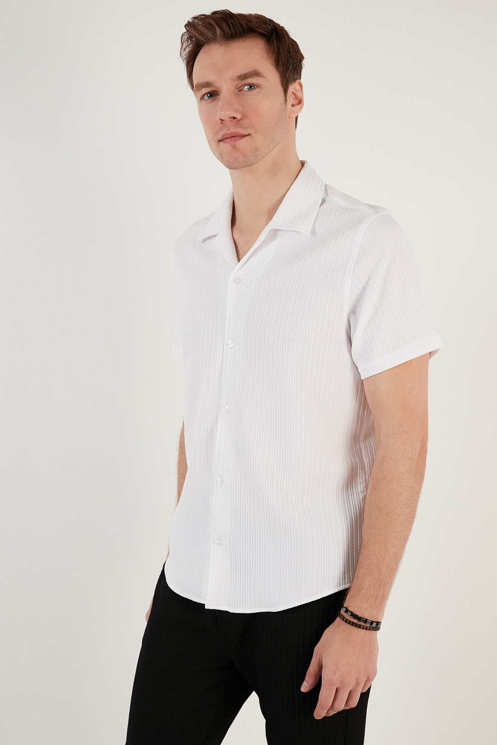 Apaş Yaka Kısa Kollu Regular Fit Erkek Gömlek CF24S117842 BEYAZ