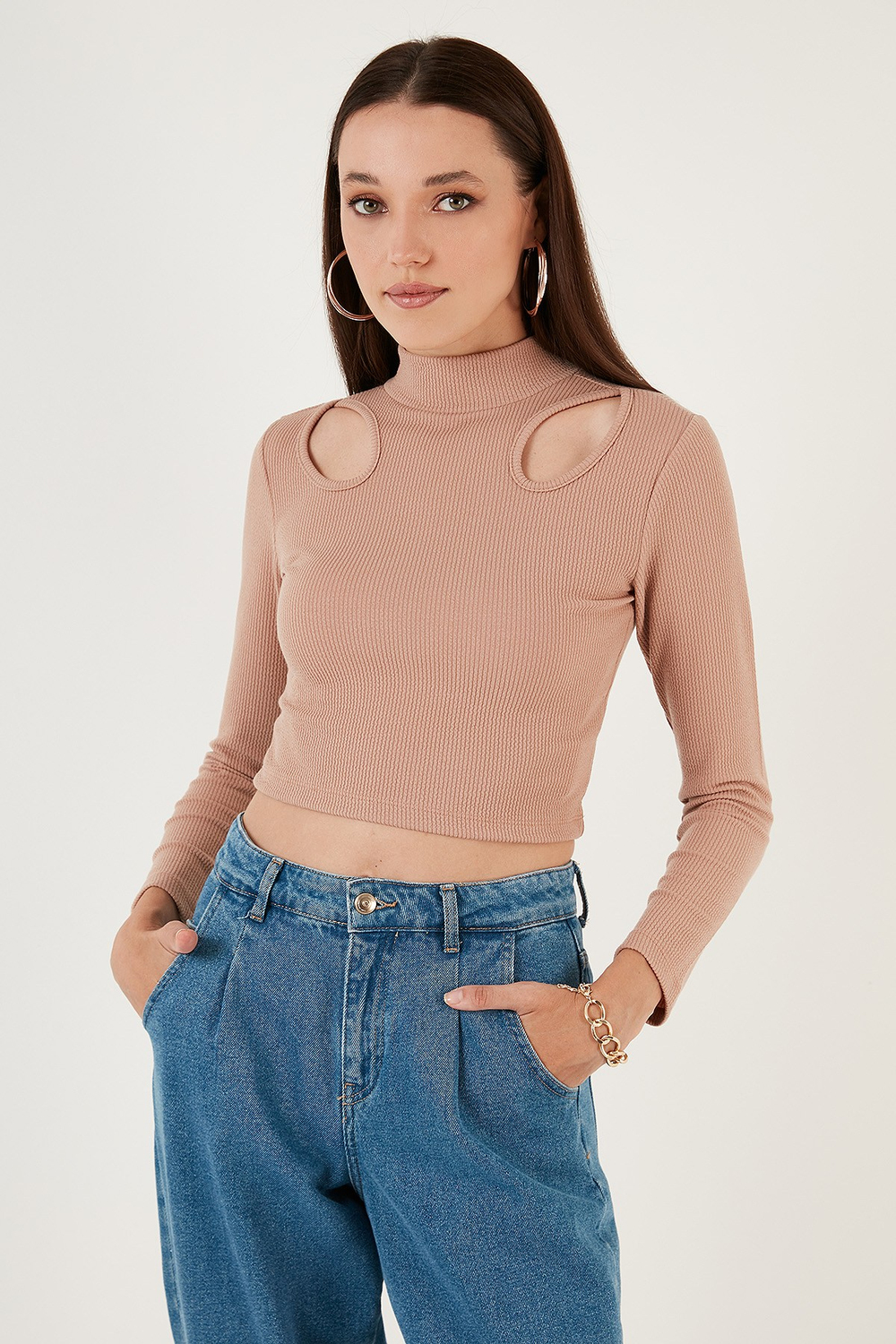 Esnek Slim Fit Cut Out Pencereli Dik Yaka Crop Kadın Bluz 5865348 BİSKÜVİ