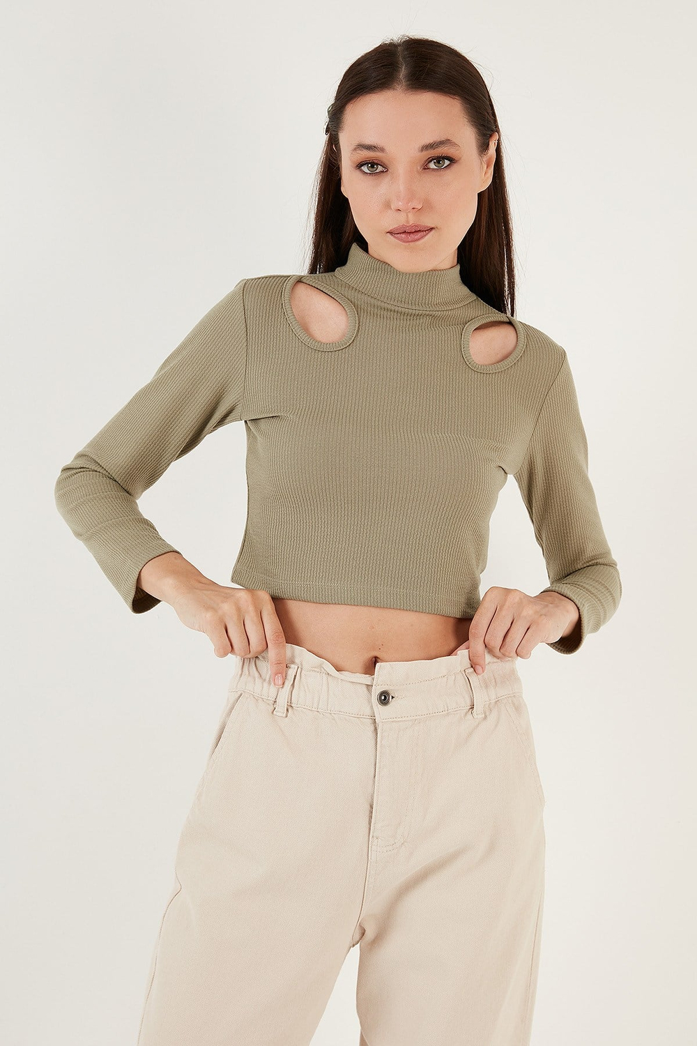 Esnek Slim Fit Cut Out Pencereli Dik Yaka Crop Kadın Bluz 5865348 Olive
