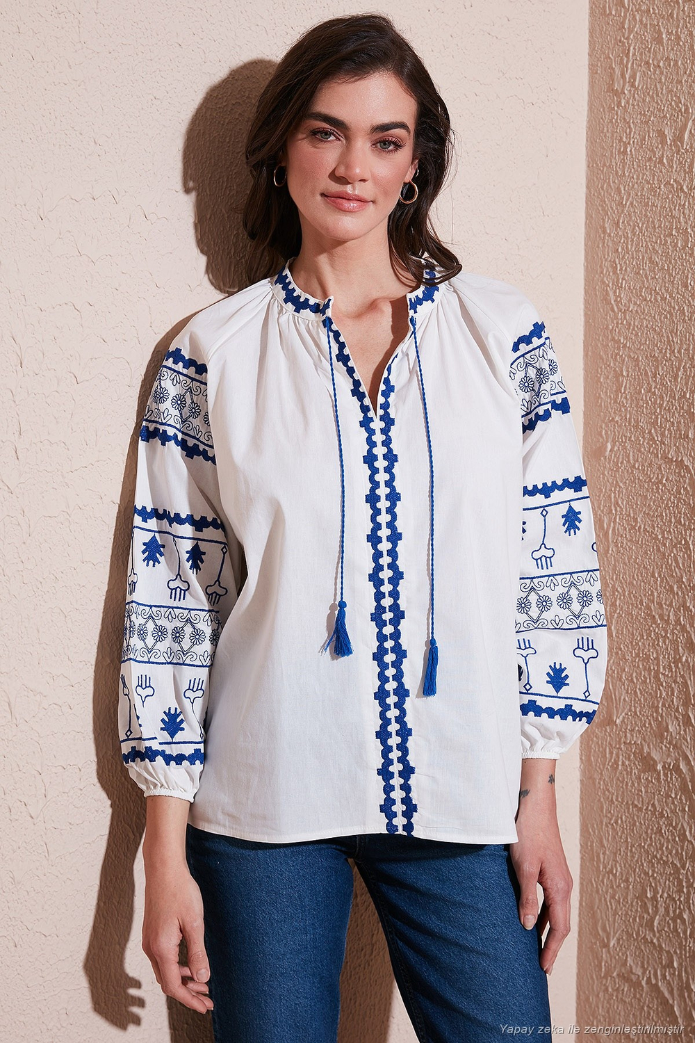 Nakış İşlemeli Pamuklu Oversize Fit Bağlamalı V Yaka Kadın Bluz 676271 EKRU