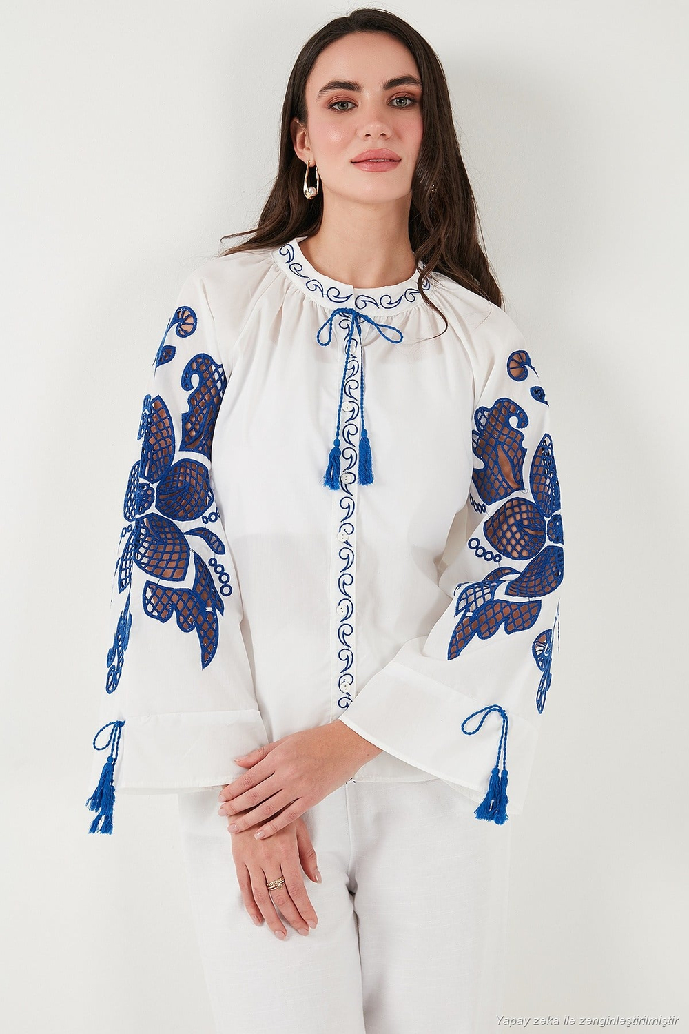 Nakışlı Oversize Fit Bağlamalı Hakim Yaka Kadın Gömlek 676206 BEYAZ