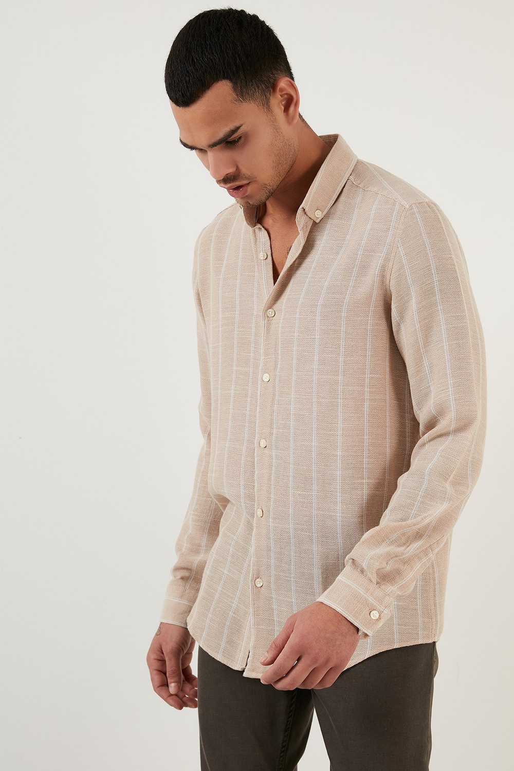 Pamuklu Çizgili Regular Fit Düğmeli Yaka Erkek Gömlek CF21S112480 Taş-Beyaz