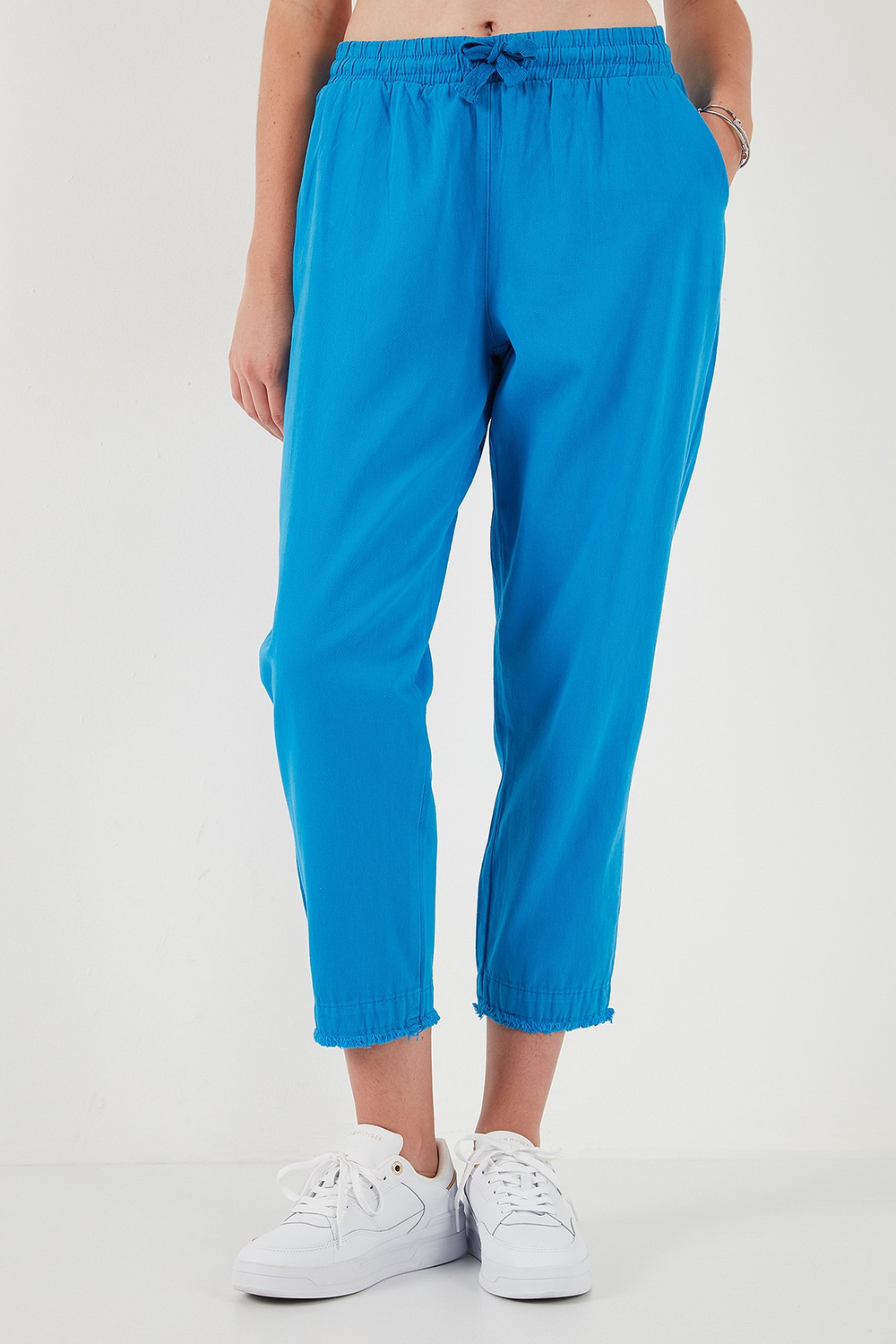 Pamuklu Normal Bel Regular Fit Düz Paça Kadın Pantolon 668YP42282S4 SAKS