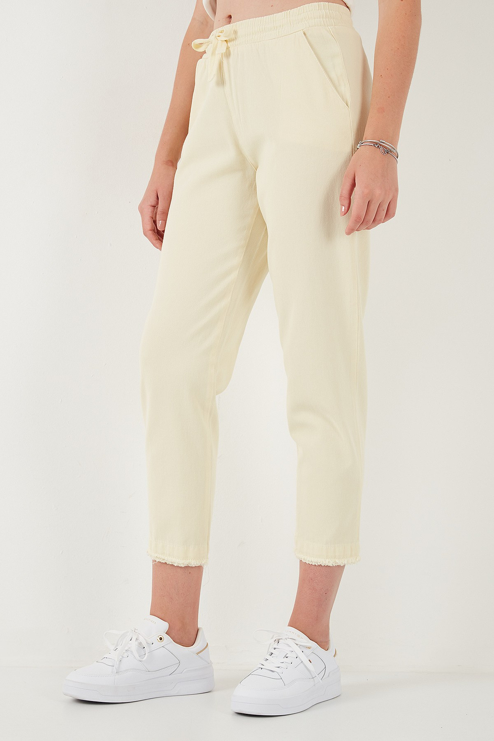 Pamuklu Normal Bel Regular Fit Düz Paça Kadın Pantolon 668YP42282S4 SARI
