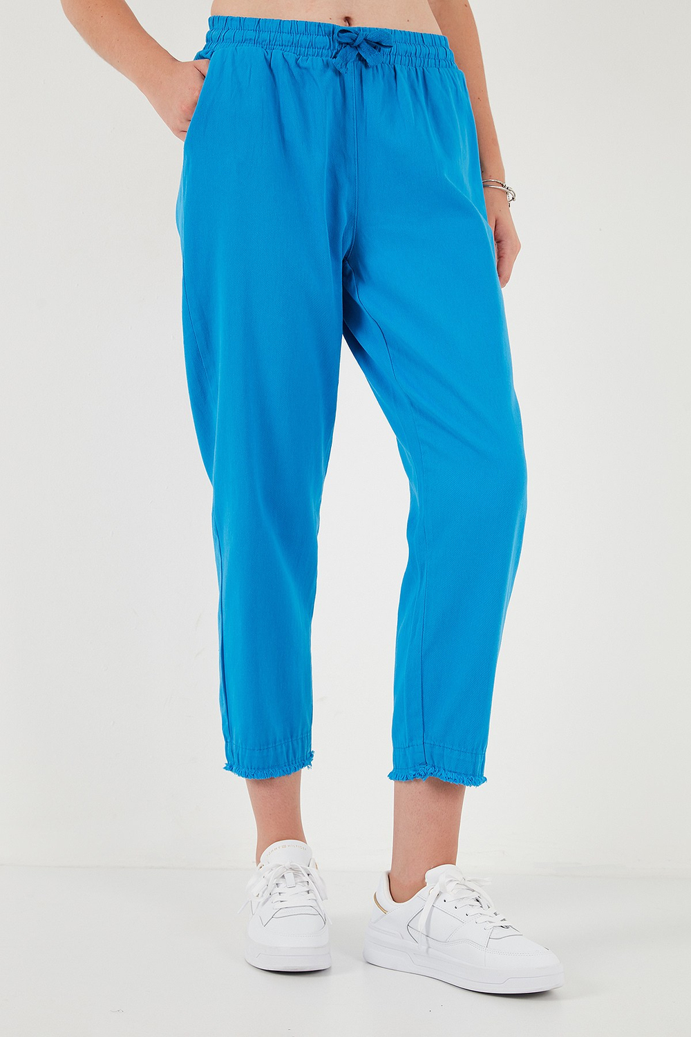 Pamuklu Normal Bel Regular Fit Düz Paça Kadın Pantolon 668YP42282S4 SAKS