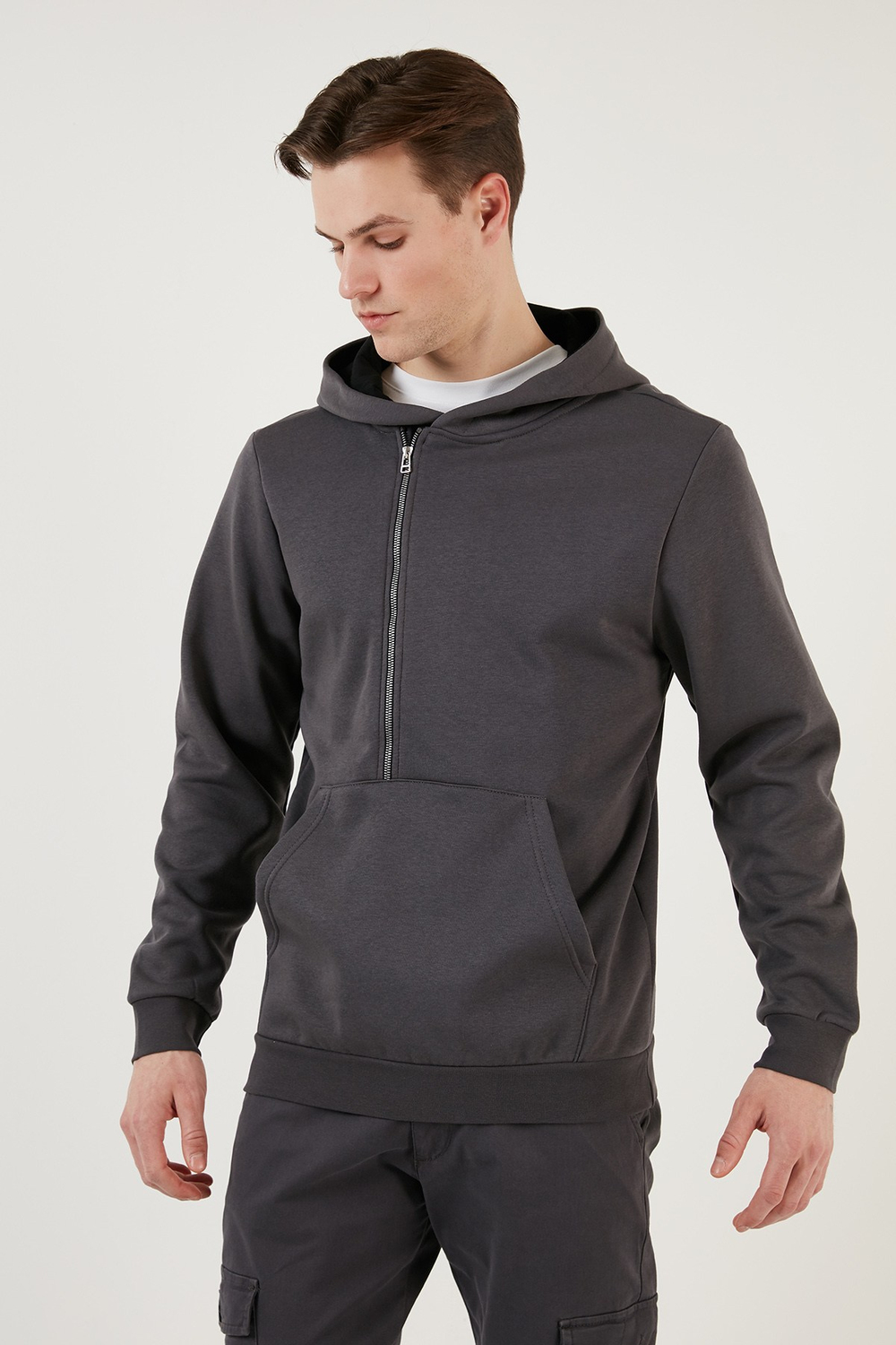Pamuklu Slim Fit Kanguru Cepli Fermuar Detaylı Kapüşon Yaka Erkek Sweat 575707 ANTRASİT