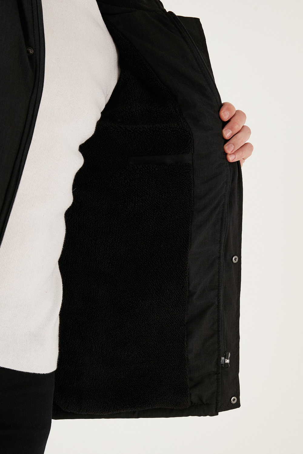 Peluş Astarlı Suya ve Rüzgara Dayanıklı Soğuk Geçirmez Slim Fit Erkek Mont 5711051 SİYAH