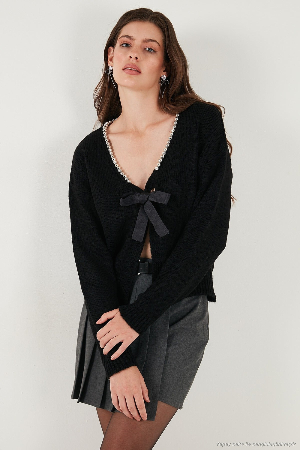 Premium Boncuk ve Fiyonk Detaylı Regular Fit V Yaka Triko Kadın Hırka 680HI00180 SİYAH