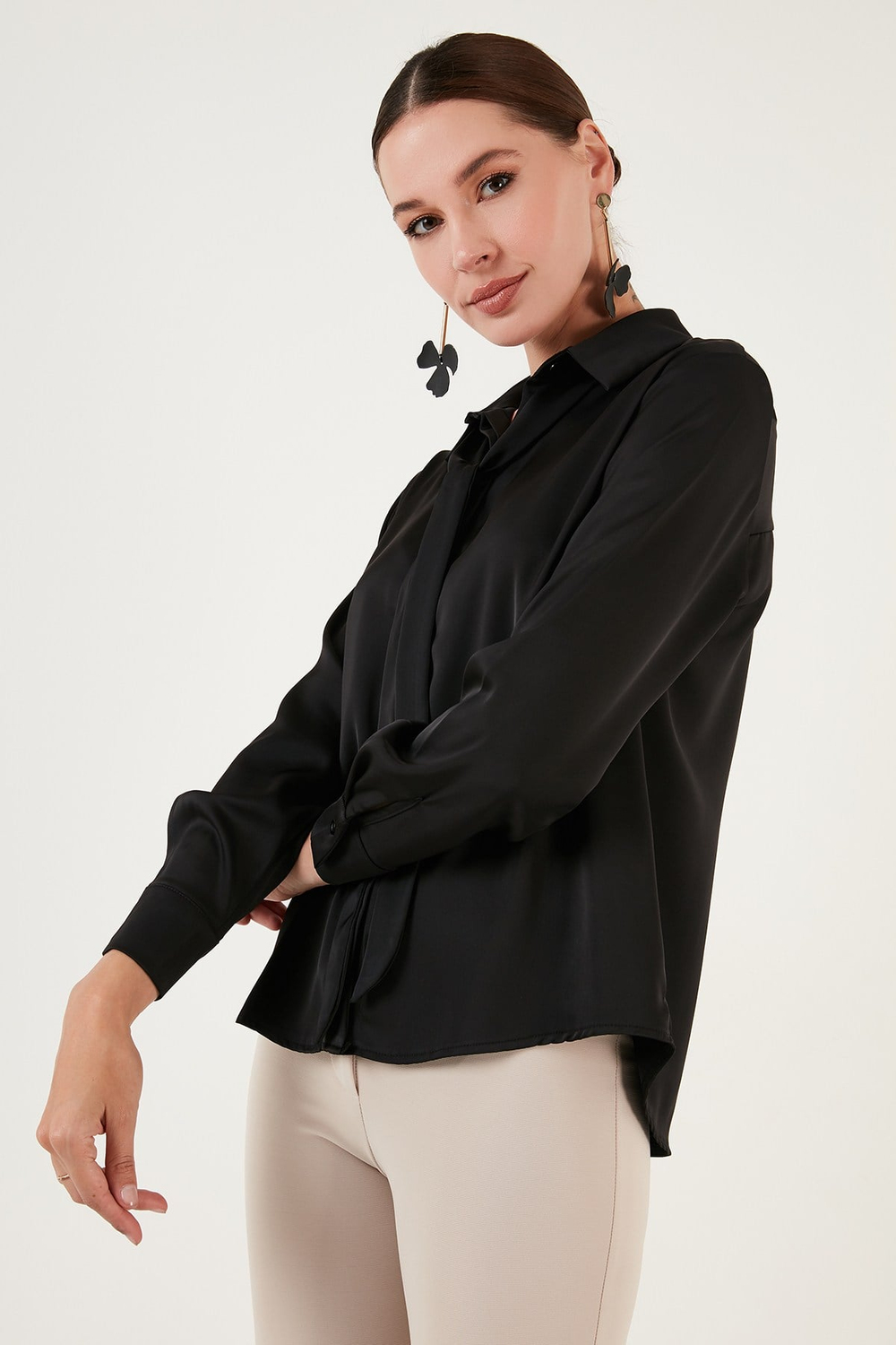 Regular Fit Bağlama Detaylı Saten Kadın Gömlek 611GO00159 SİYAH