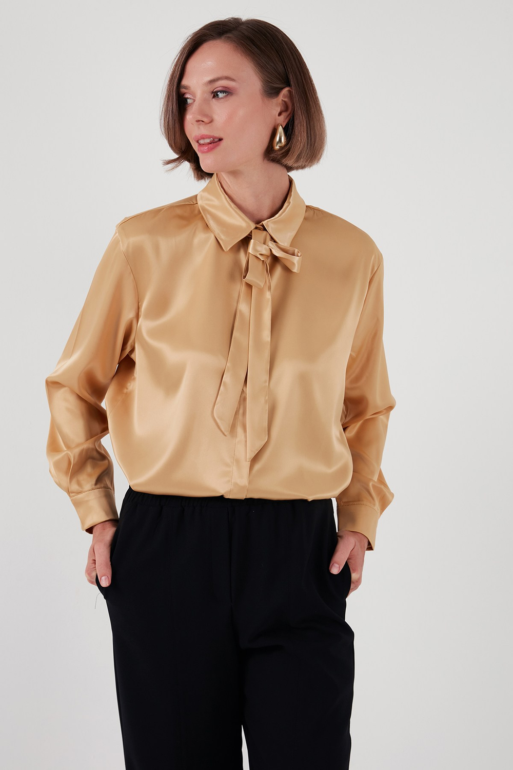 Regular Fit Bağlama Detaylı Saten Kadın Gömlek 611GO00159 GOLD