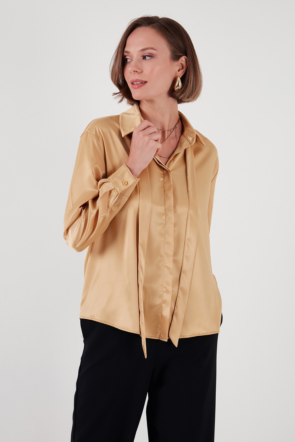 Regular Fit Bağlama Detaylı Saten Kadın Gömlek 611GO00159 GOLD