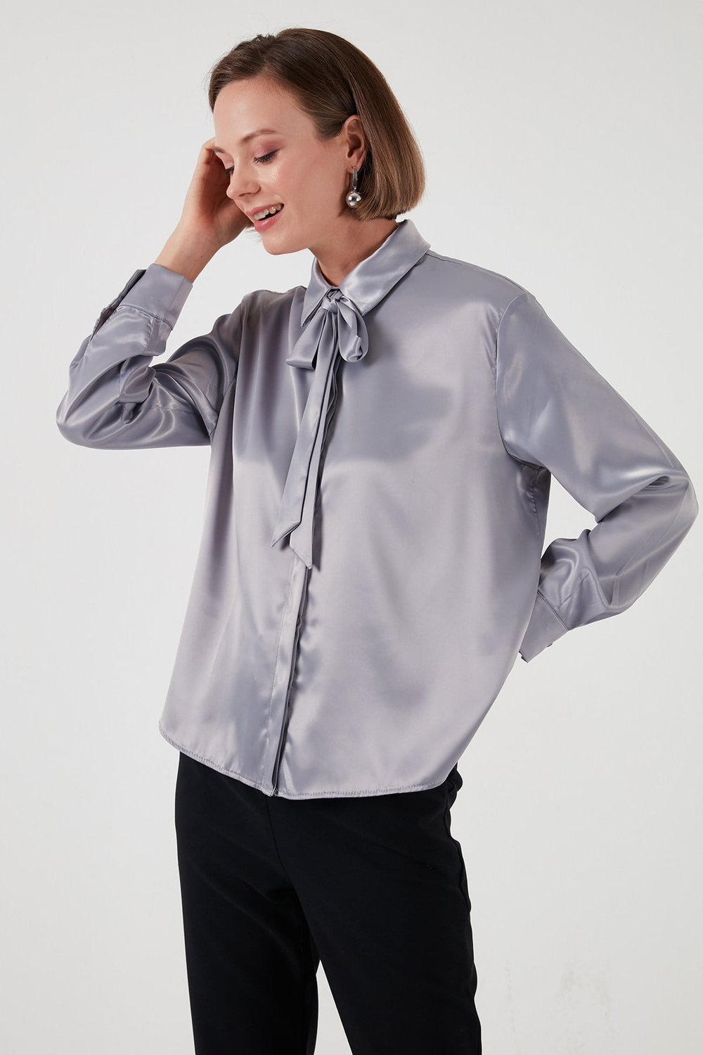 Regular Fit Bağlama Detaylı Saten Kadın Gömlek 611GO00159 GRİ