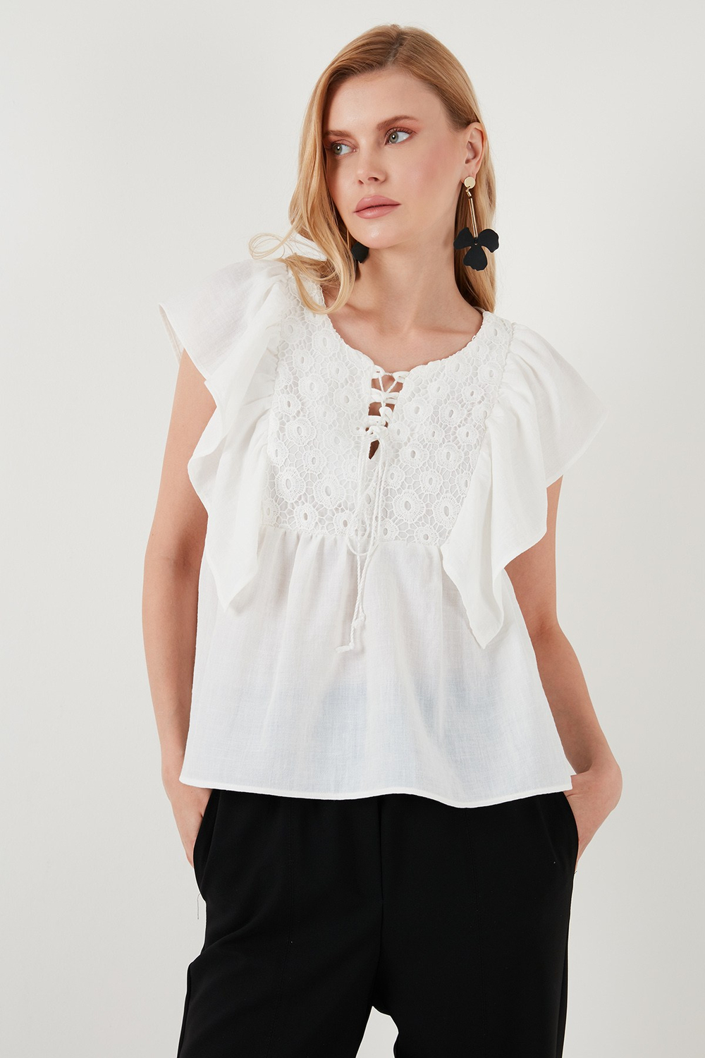 Regular Fit Önden Bağlamalı Volanlı Kadın Bluz 611FB20064 EKRU