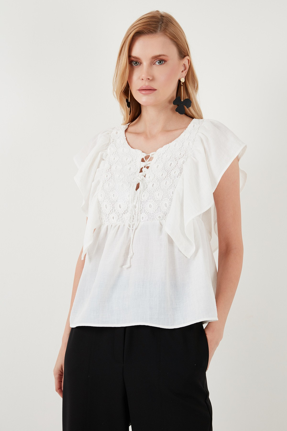 Regular Fit Önden Bağlamalı Volanlı Kadın Bluz 611FB20064 EKRU