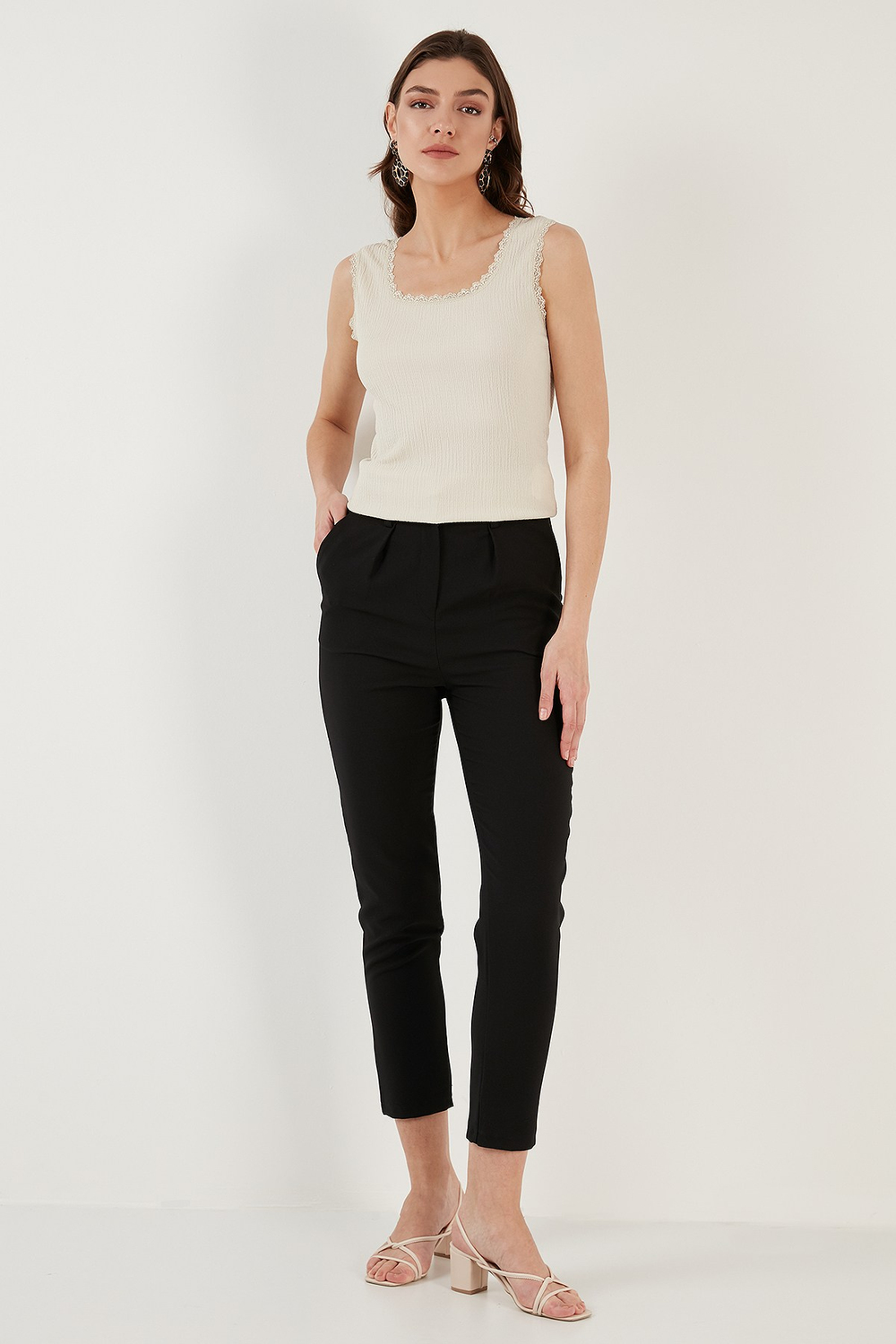 Slim Fit Kalın Askılı Dantelli Kare Yaka Bürümcük Kadın Atlet 5864979 TAŞ