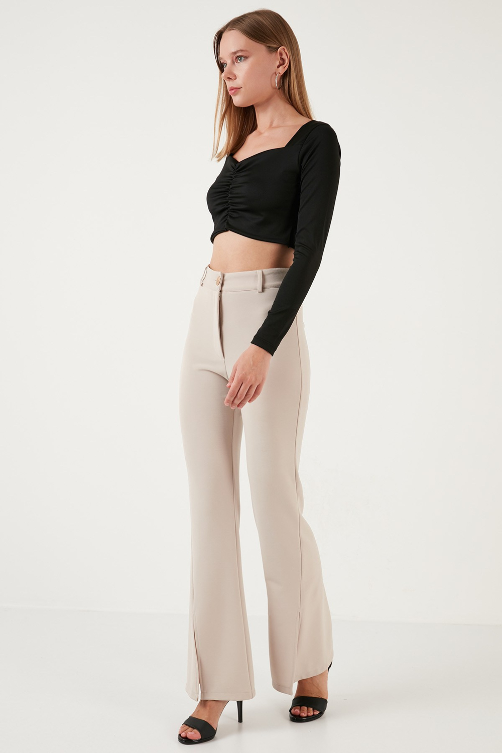 Slim Fit Kalp Yaka Önü Büzgülü Crop Kadın Bluz 5865401 SİYAH