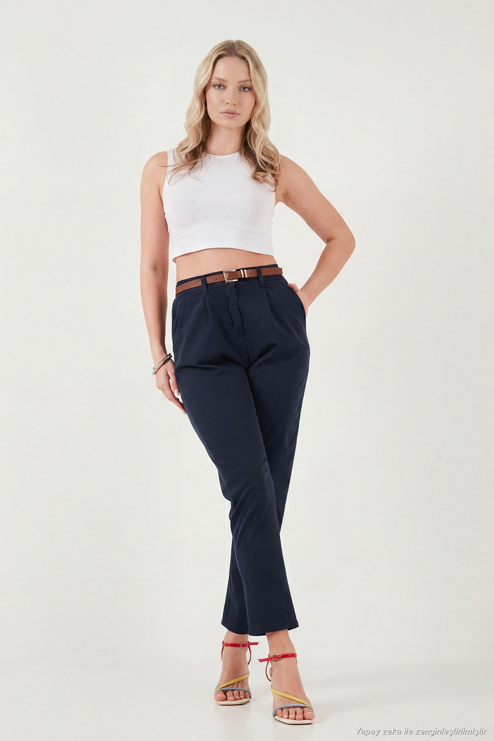 Streç Pamuklu Regular Fit Yüksek Bel Düz Kısa Paça Kemerli Kadın Pantolon 668YP5335 LACİVERT