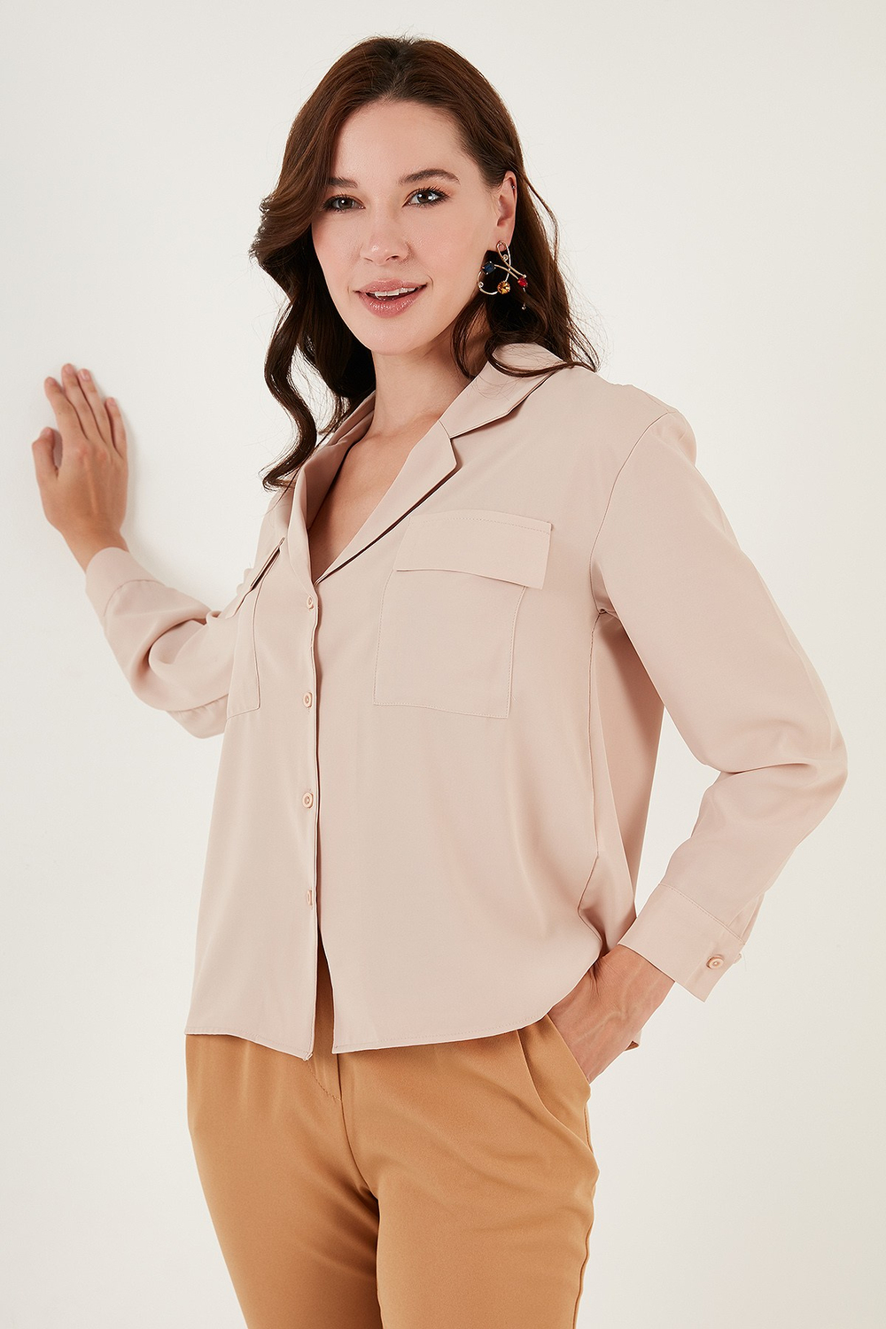 V Yaka Çift Cepli Regular Fit Dokuma Kadın Gömlek 611GO00016 TAŞ