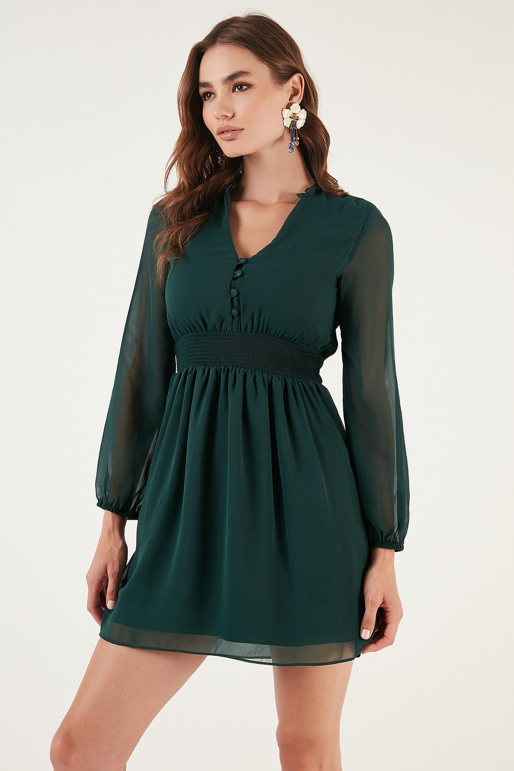 V Yaka Regular Fit Gipeli Düğme Detaylı Şifon Mini Abiye Kadın Elbise 611EL01433 ZÜMRÜT