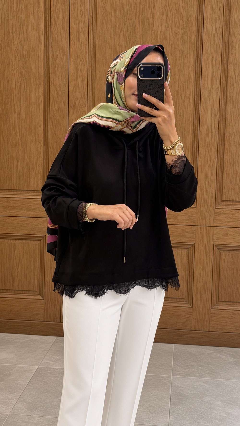 Siyah Dantel Detaylı Kapüşonlu Sweatshirt