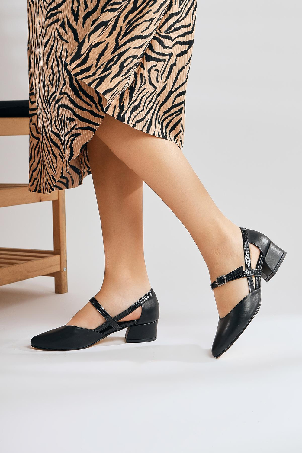 Bricken Siyah Sivri Burun Alçak Topuklu Ayakkabı