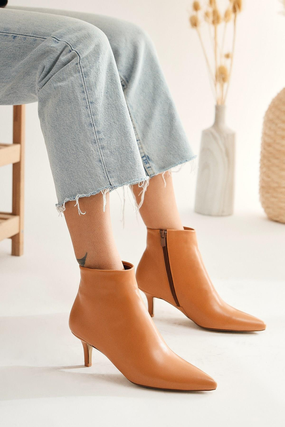 Firial Taba Sivri Burunlu Kısa Topuklu Bot