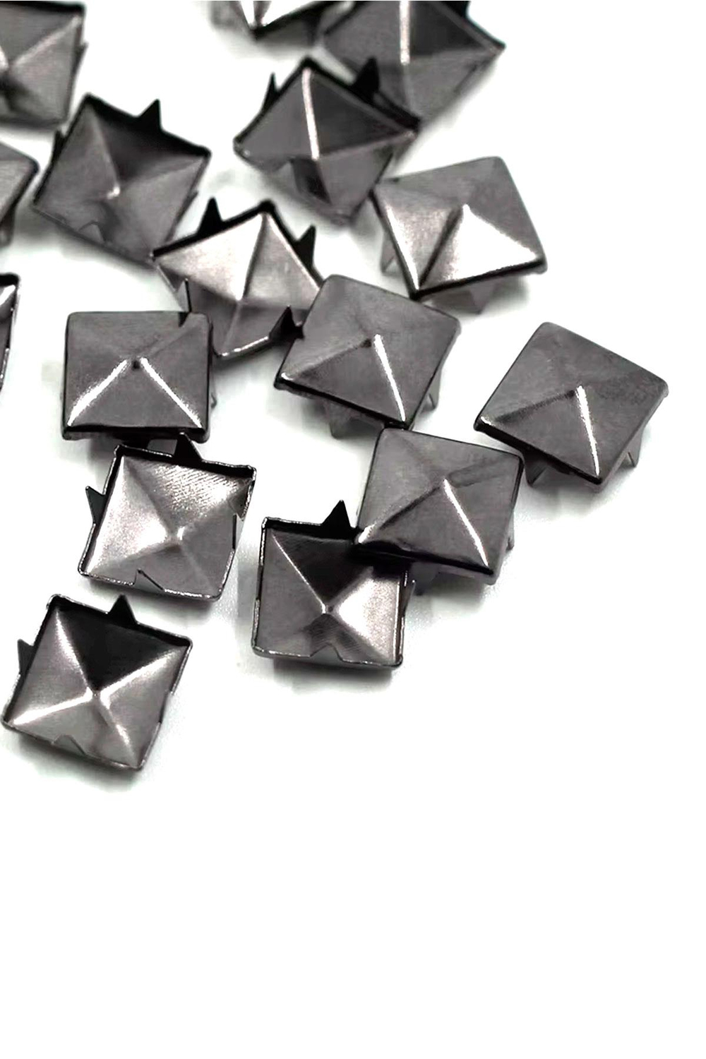 Süs Tırnaklı Platin Çakma Kare Piramit 7 mm 20 Adet Metal Trok