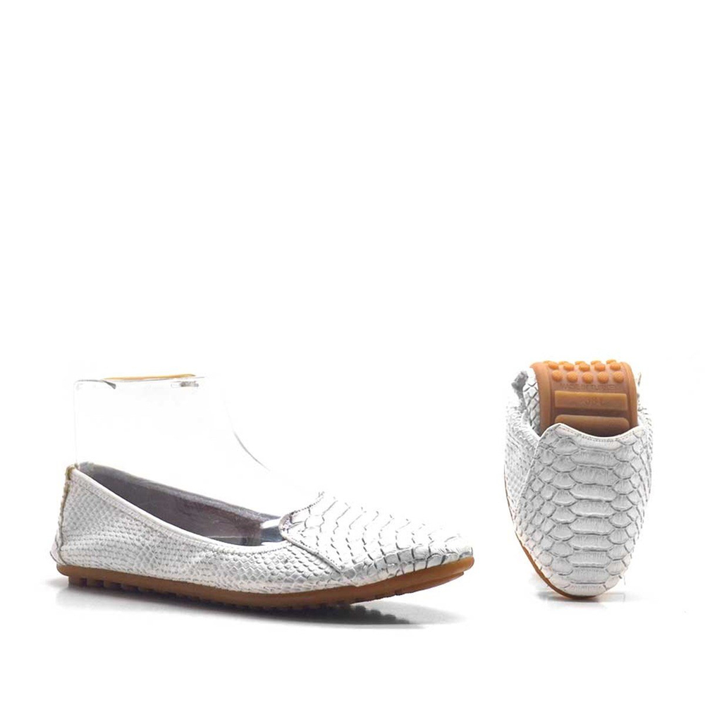 Kadın beyaz yılan desenli babet ayakkabı