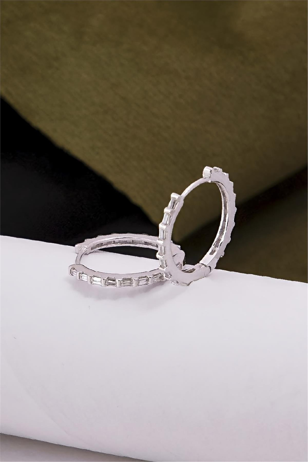 925 Ayar Gümüş Rodyumlu Baget Taşlı Küpe